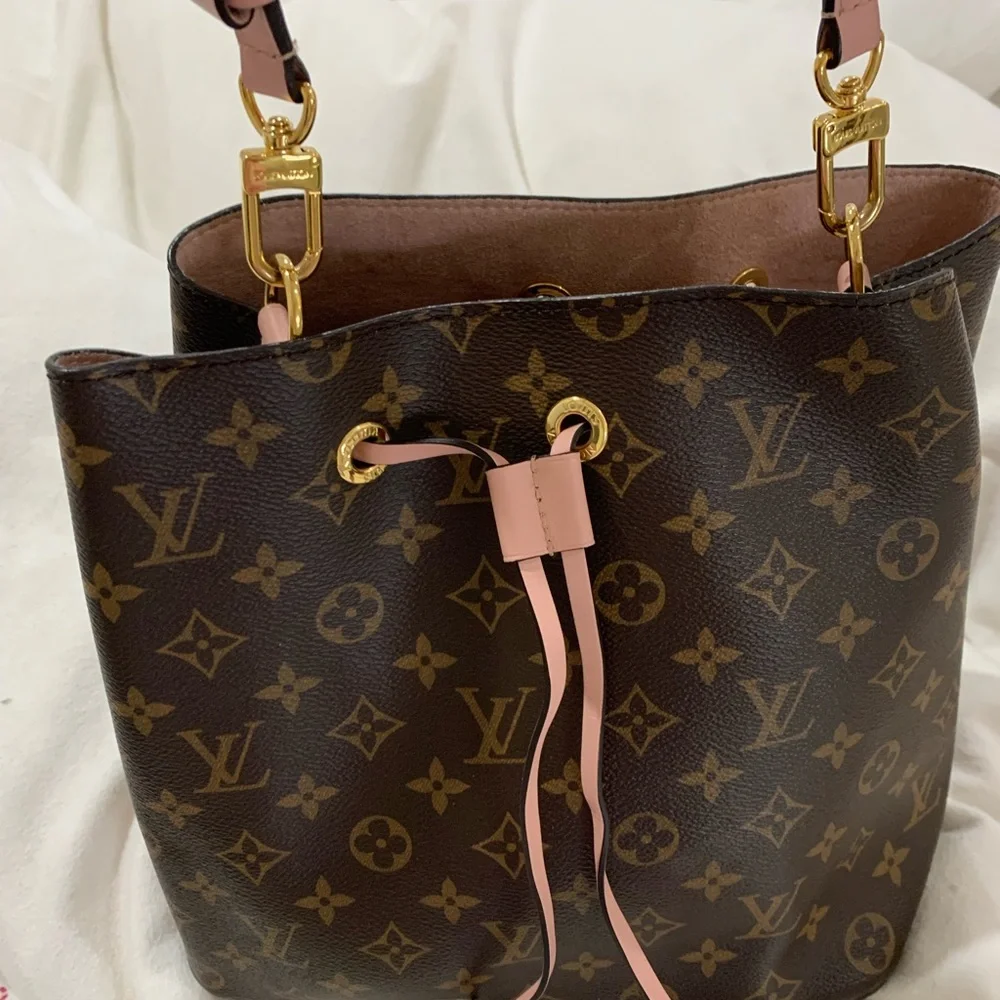 Louis Vuitton NeoNoe in Rose